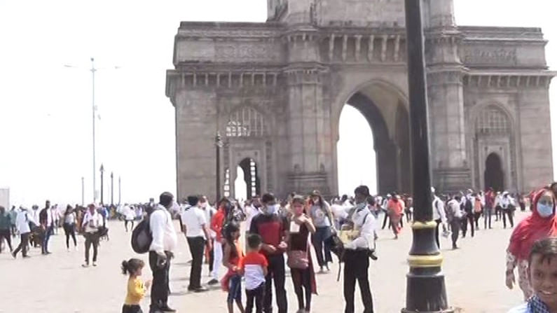 मुंबईकरांना झालंय काय? गेटवे ऑफ इंडियावर हौशींची प्रचंड गर्दी; कोरोना नियमांचे तीन तेरा! मुंबईकरांना झालंय काय? गेटवे ऑफ इंडियावर हौशींची प्रचंड गर्दी; कोरोना नियमांचे तीन तेरा!