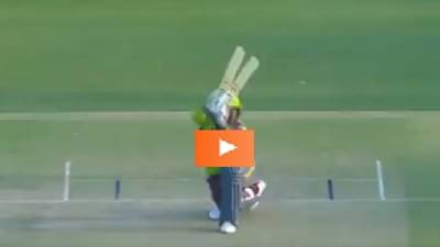 Video : गुडघा टेकून हेलिकॉप्टर शॉट,हा भन्नाट षटकार पाहाच!