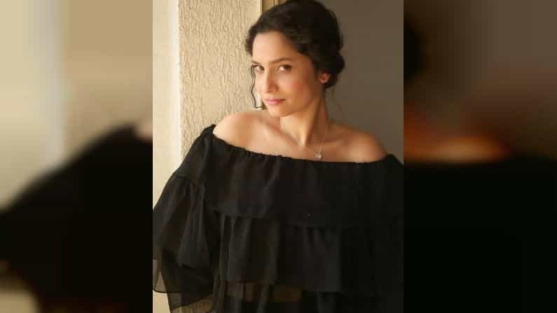 अभिनेत्री अंकिता लोखंडे सध्या सोशल मीडियावर मोठ्या प्रमाणात सक्रिय असते. नेमीच ती चाहत्यांसोबत नवनवीन फोटो शेअर करत असते.
