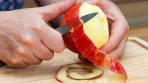त्वचेला निरोगी बनवते सफरचंदची साल, कचरा समजून फेकू नका, जाणून घ्या कसा करायचा वापर