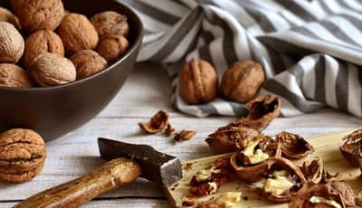 सुंदर त्वचा हवीय? मग, अक्रोड स्क्रब नक्की ट्राय करा !