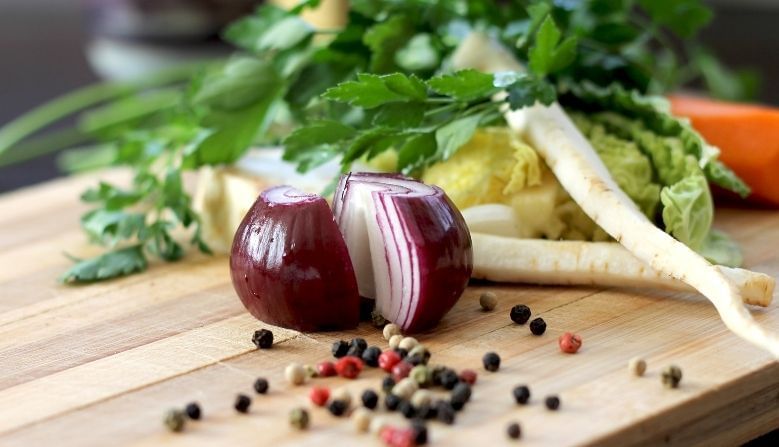 कांदा - चवीसाठी जेवणामध्ये कांदा वापरला जातो. पण त्याचे अनेक आरोग्यादायी फायदेही आहेत. लाल कांद्या खाल्ल्याने कोलेस्टेरॉलची पातळी नियंत्रित केली जाऊ शकते.