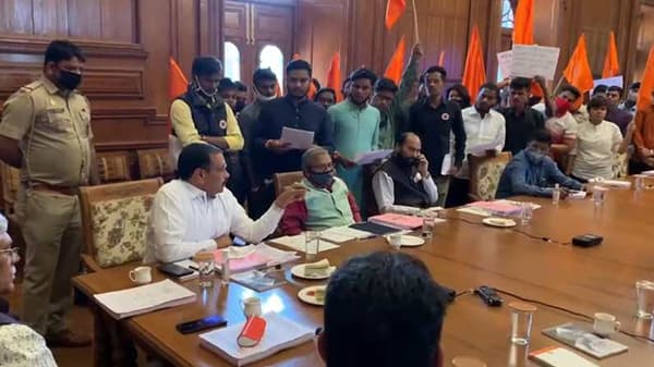 ABVP चं पुणे विद्यापीठात आंदोलन, व्यवस्थापन परिषदेच्या बैठकीत घोषणाबाजी
