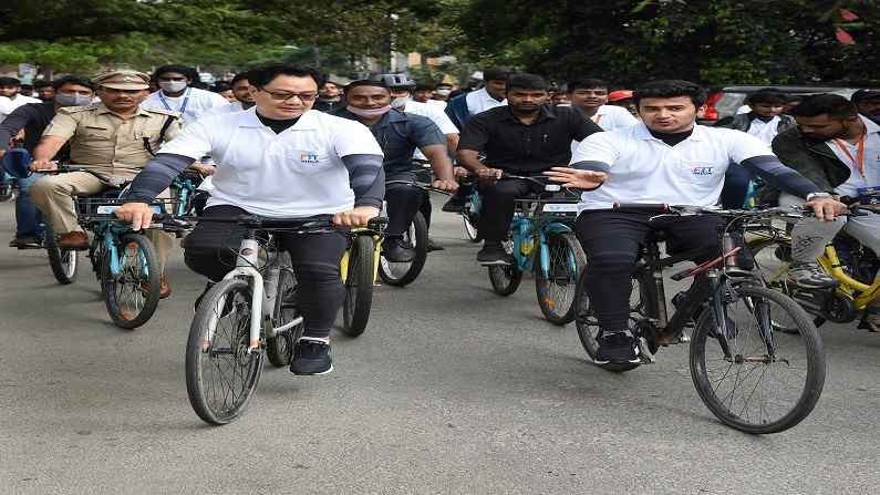 'फिट बेंगलुरू फॉर फिट इंडिया' कार्यक्रम केंद्रीय क्रीडामंत्री किरेन रिजिजू आणि बेंगळुरू दक्षिणचे खासदार तेजस्वी सूर्य यांनी सहभागी होत सायकलिंगचा आनंद घेतला. 