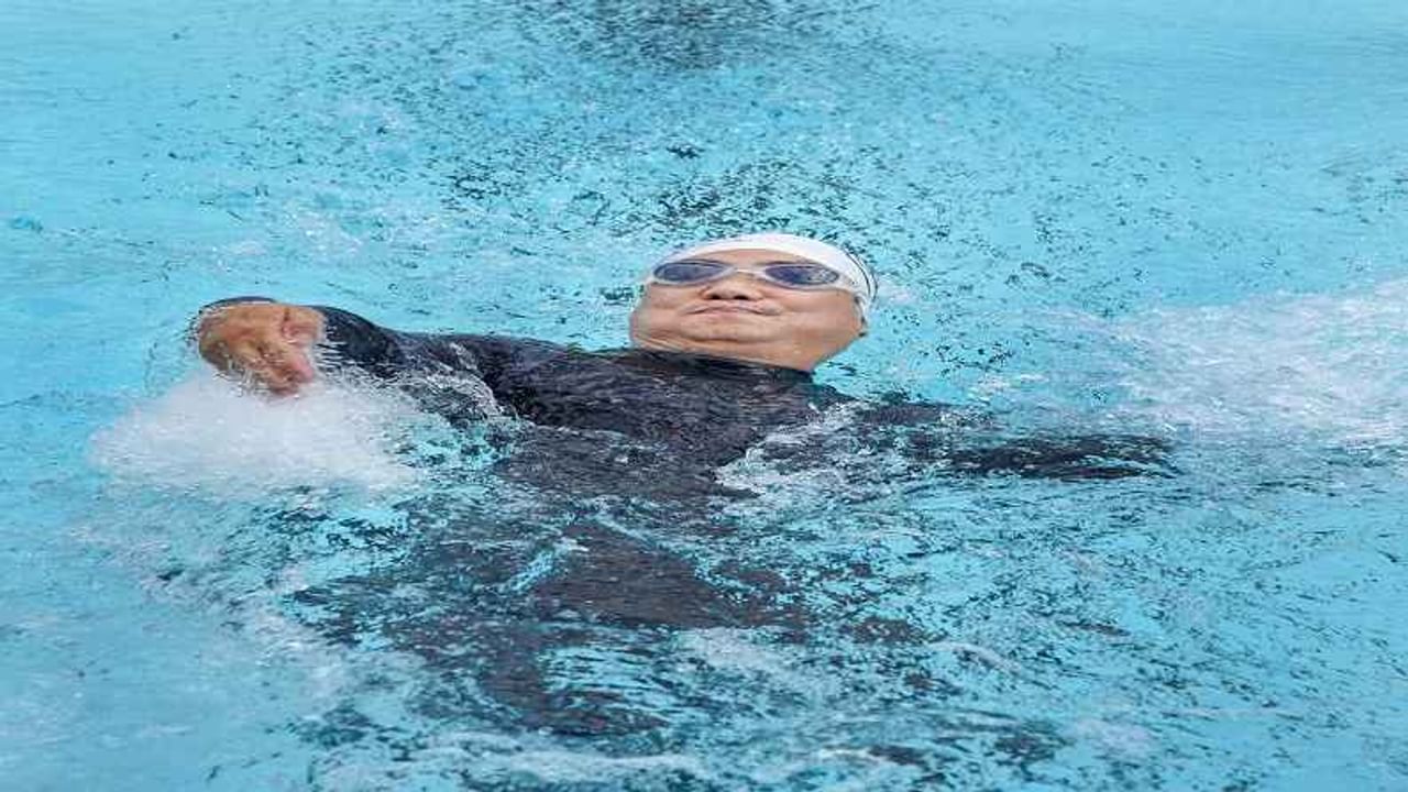 केंद्रीय क्रीडामंत्री किरेन रिजिजू यांनी बंगळुरुत आयोजित 'फिट बेंगलुरू फॉर फिट इंडिया' कार्यक्रमाअंतर्गत पोहण्याचा आनंद लुटला.