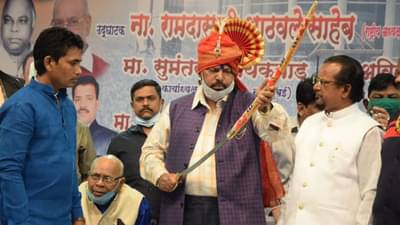 नवी मुंबईत वॉर्ड आहेत एकशे अकरा, काँग्रेस-राष्ट्रवादीचा करायचा आहे बकरा; आठवलेंची कवितेतून टोलेबाजी