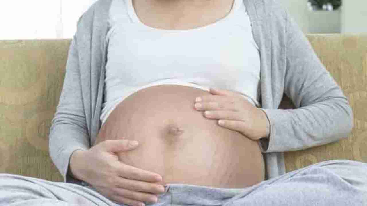 Stretch Marks : गर्भावस्थेदरम्यान का येतात ‘स्ट्रेच मार्क्स’? जाणून घ्या याचे कारण आणि उपाय...