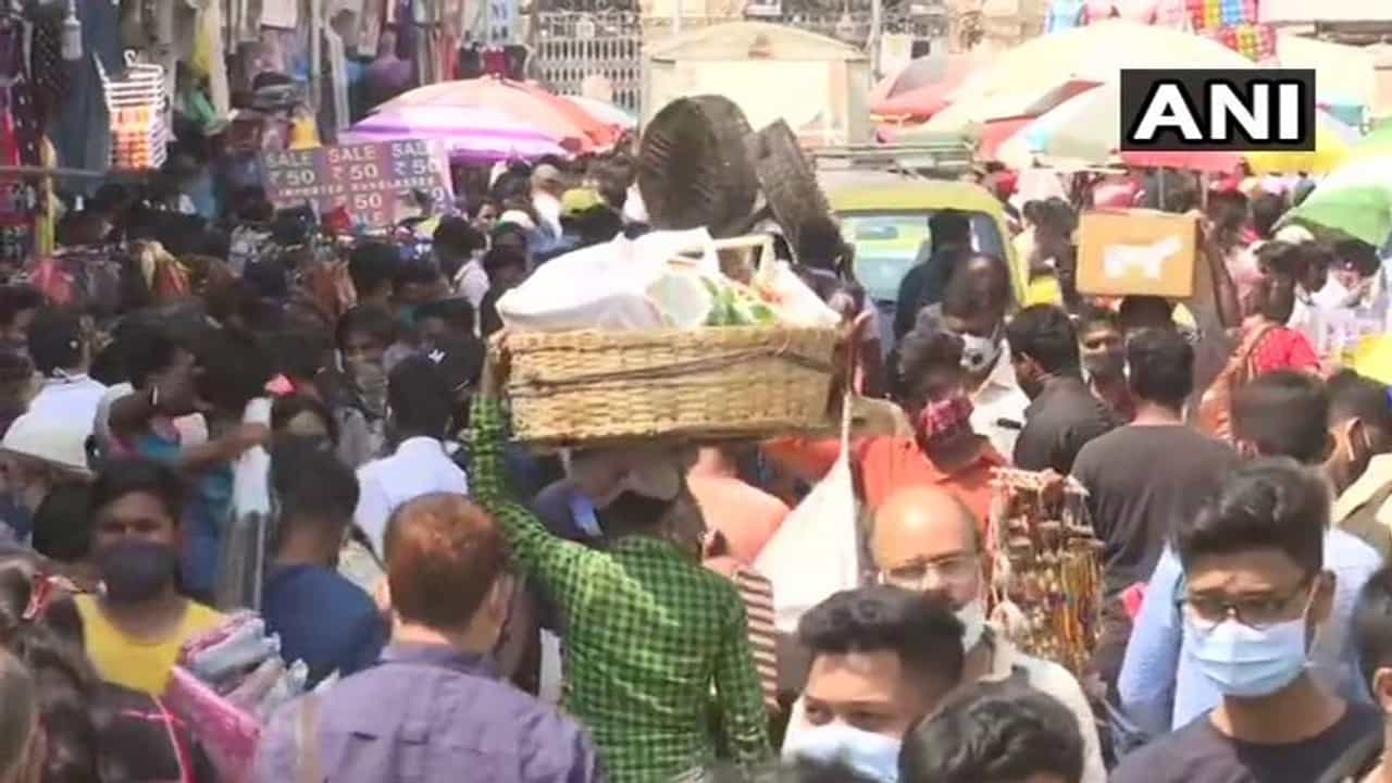 Photo Story: मुंबईकरांचं डोकं फिरलंय का?; धोक्याचा इशारा दिल्यानंतरही क्रॉफर्ड मार्केटमध्ये खरेदीसाठी तोबा गर्दी!