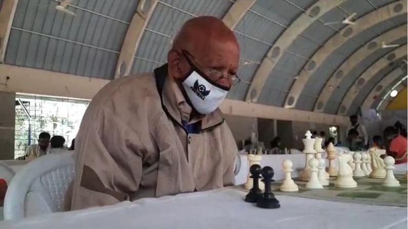 72 वर्षांचे आजोबा जेव्हा बुद्धिबळ खेळतात, भलेभलेही गार! आजोबांनी स्पर्धेचा आखाडा गाजवला