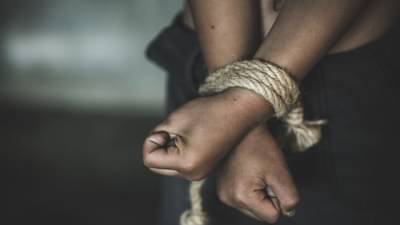 वसईत महिलेला झाडाला बांधून मारहाण, आक्षेपार्ह व्हिडीओही बनवल्याने खळबळ