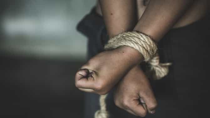 वसईत महिलेला झाडाला बांधून मारहाण, आक्षेपार्ह व्हिडीओही बनवल्याने खळबळ