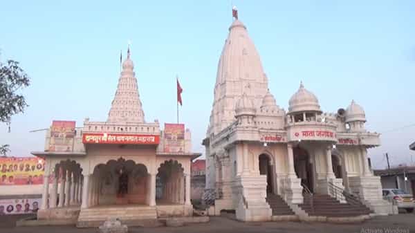 पूजा चव्हाण आत्महत्याप्रकरणामुळे (Pooja Chavan) संकटात सापडलेले सापडलेले शिवसेना नेते संजय राठोड (Sanjay Rathod) आज पोहरादेवी (pohradevi) मंदिरात दर्शनाला जाणार आहेत.