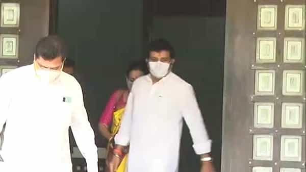 पूजा चव्हाण आत्महत्याप्रकरणात गंभीर आरोप झाल्यानंतर गेल्या 15 दिवसांपासून नॉट रिचेबल असलेले संजय राठोड अखेर मंगळवारी यवतमाळमध्ये प्रसारमाध्यमांसमोर आले.