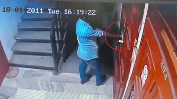 हाताला तेल लावून दाराचा कोयंडा तोडला, 7 तोळे सोन्यासह साडे चार लाख लंपास, चोरटे सीसीटीव्हीत कैद