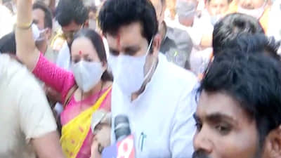 संजय राठोड जगदंबा मातेच्या मंदिरात; पोहरादेवीत प्रचंड गर्दी, पोलिसांचा लाठीमार