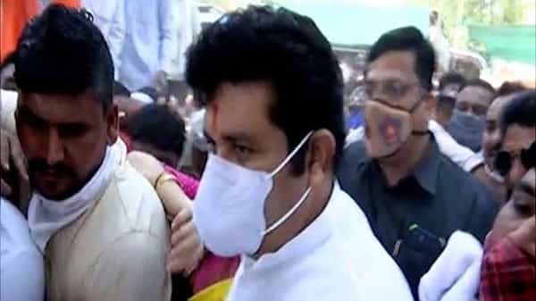 संजय राठोड हे बुधवारी नागपुरात दाखल झाल्यानंतर याचा प्रत्यय आला. यावेळी विमानतळावर एकही शिवसैनिक हजर नव्हता.