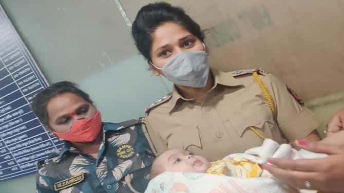 जन्मदात्यांनी दर्ग्याजवळ सोडलं, पोलिसांनी ममत्व जपलं, पुण्यात चिमुरडीच्या पालकांचा शोध सुरु