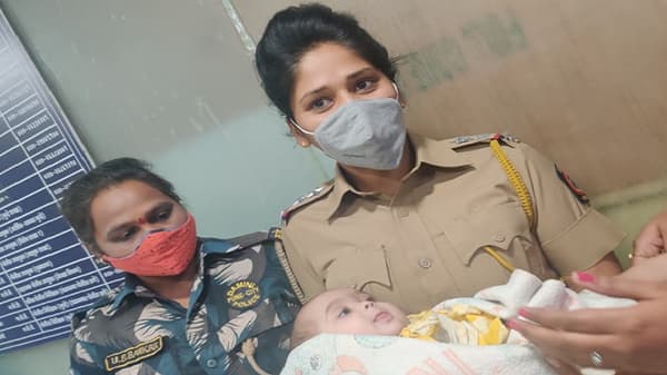 जन्मदात्यांनी दर्ग्याजवळ सोडलं, पोलिसांनी ममत्व जपलं, पुण्यात चिमुरडीच्या पालकांचा शोध सुरु