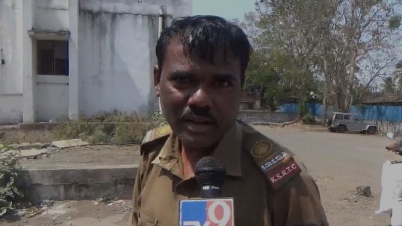 राज्यातील लोकांची कर्नाटक सीमेवर कडक अडवणूक, पण कर्नाटकचे ड्रायव्हर-कंडक्टर विनामास्क महाराष्ट्रात! राज्यातील लोकांची कर्नाटक सीमेवर कडक अडवणूक, पण कर्नाटकचे ड्रायव्हर-कंडक्टर विनामास्क महाराष्ट्रात!