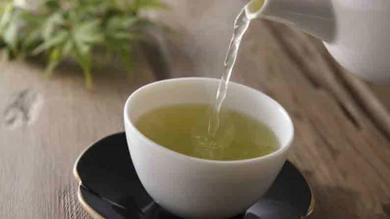 Weight Loss Drinks | स्लिम-ट्रिम दिसण्याची इच्छाय? मग, झोपण्यापूर्वी प्या ‘हे’ हेल्दी ड्रिंक्स!