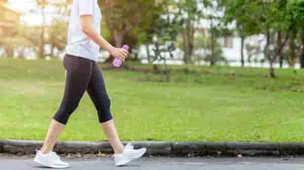 Health Tips : निरोगी आणि तंदुरुस्त राहण्यासाठी दररोज अर्धा तास चाला, हे फायदे निश्चित होतील!