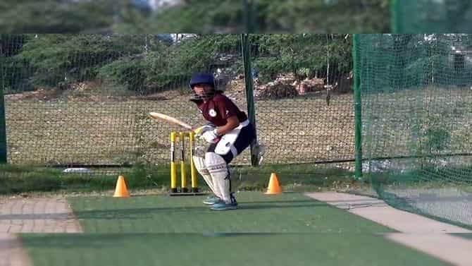 शेतकऱ्याच्या मुलीचं क्रिकेटर बनण्याचं स्वप्न ! कष्टकरी बापाने शेताचं रुपांतर मैदानात केलं