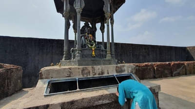 रायगडाच्या राजसदरेवरील बॅरिकेट्स हटवले, आता महाराजांच्या चरणापाशी नतमस्तक होता येणार