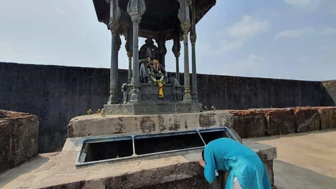 रायगडाच्या राजसदरेवरील बॅरिकेट्स हटवले, आता महाराजांच्या चरणापाशी नतमस्तक होता येणार