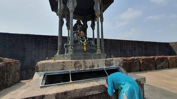 रायगडाच्या राजसदरेवरील बॅरिकेट्स हटवले, आता महाराजांच्या चरणापाशी नतमस्तक होता येणार