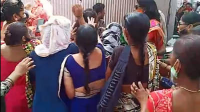 काँग्रेसच्या महिला पदाधिकारीने लुबाडलं, शिवसेनेच्या महिला आघाडीनं चोपलं, कल्याणमध्ये तुफान राडा