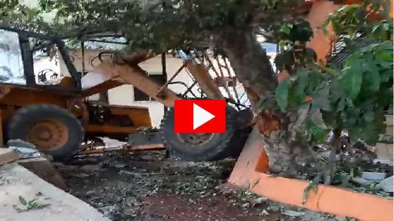 VIDEO | ठाण्यात क्रेनचा ब्रेक फेल, महापालिका शाळेच्या भिंतीवर धडक