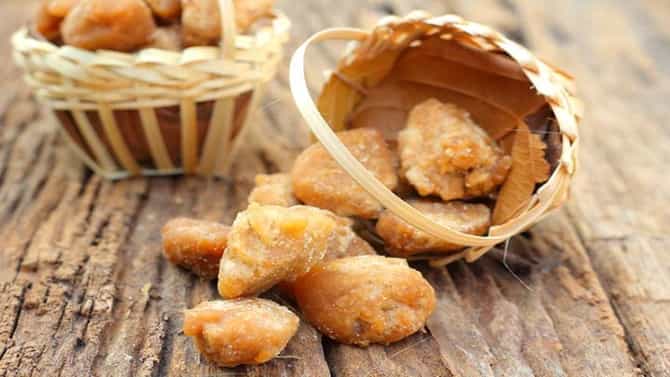 Jaggery Benefits : रात्री झोपेच्या आधी गूळ खा, मासिक पाळीपासून ते लठ्ठपणापर्यंत अनेक समस्या होतील दूर