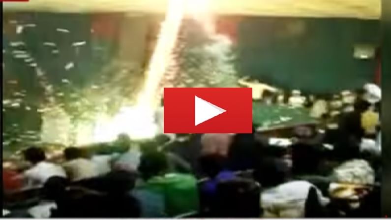 VIDEO | पडद्यावर शाहरुख-सलमानची एन्ट्री, प्रेक्षकांची थिएटरमध्येच फटाके फोडून हुल्लडबाजी