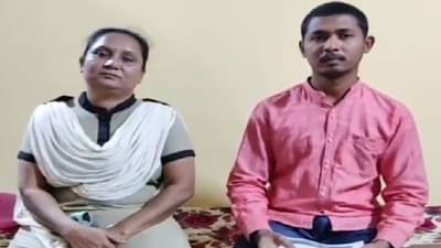 आई-मुलाच्या संघर्षाची कहाणी; आर्थिक परिस्थितीमुळे इंग्लडमधील शिक्षणाला अडथळा