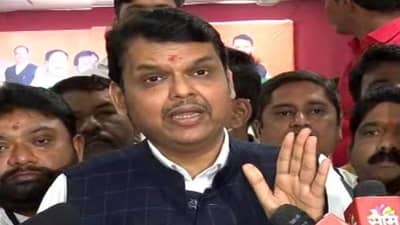 वरिष्ठांचा आशीर्वाद असल्यानेच राठोडांवर कारवाई नाही, चौकशी अधिकाऱ्याला निलंबित करा: देवेंद्र फडणवीस