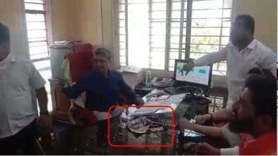 मनसेचे धुळ्यात खळखट्याक...वीज बिल भरण्यासाठी जाचक त्रास देणाऱ्या महावितरणच्या अधिकाऱ्यांना विचारला जाब