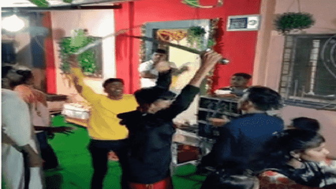 तलवारी नाचवणाऱ्या तरुणांसाठी पोलिसांची गांधीगिरी, मुलं वाममार्गाला लागू नये म्हणून अनोखी शक्कल
