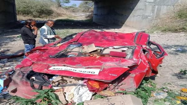 सुधीर मुनगंटीवारांच्या नातेवाईकाच्या कारला भीषण अपघात, कारचा चेंदामेंदा