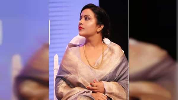 माजी मुख्यमंत्री आणि विरोधी पक्षनेते देवेंद्र फडणवीस यांच्या पत्नी अमृता फडणवीस सोशल मीडियावर मोठ्या प्रमाणात सक्रिय असतात.