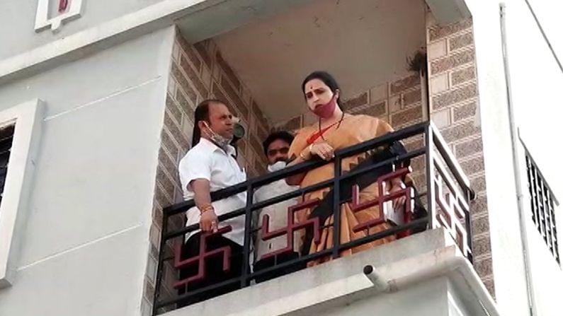 ‘मुख्यमंत्री राठोड यांच्यासारख्या घाणेरड्या माणसाला मंत्रीमंडळातून हाकलून देतील, असा अजूनपर्यंत विश्वास आहे’ असं त्या टीव्ही 9 मराठीशी बोलताना म्हणाल्या.