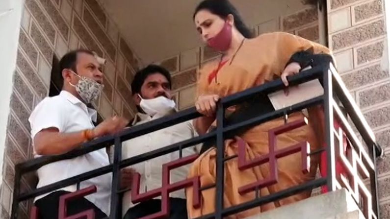 ‘मला आताही विश्वास आहे, मुख्यमंत्री पूजा चव्हाण आत्महत्या प्रकरणात लक्ष घालतील. त्यांना ही संपूर्ण घटना माहिती आहे. ते वनमंत्री संजय राठोड यांचा राजीनामा घेतील.’ असंही त्या म्हणाल्या.