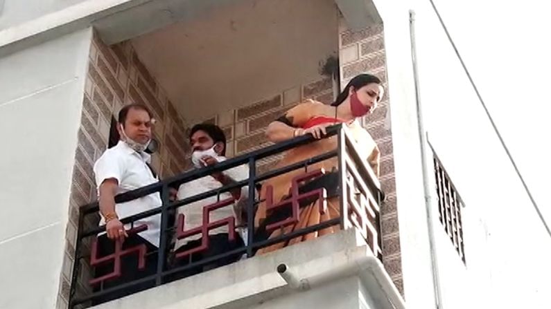 ‘पूजा चव्हाण राहत होती तो फ्लॅट सील आहे. वरचे चार फ्लॅट आहेत ते बंद आहेत. आम्ही त्या फ्लॅटच्या वरच्या फ्लॅटची पाहणी केली आहे. गॅलरीतील ग्रीलची पाहणी केली आहे. ग्रीलची ऊंची पाहता पूजा चव्हाण स्वत: खाली पडली? का तिला खाली ढकलले गेले ? हे प्रश्न कायम आहेत. ’असं मत त्यांनी यावेळी व्यक्त केलं.