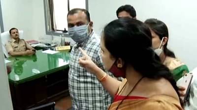 वानवडीत जाऊन चित्रा वाघ म्हणाल्या, पुणे पोलीस दलाल, PI लगड यांच्याशी बाचाबाची