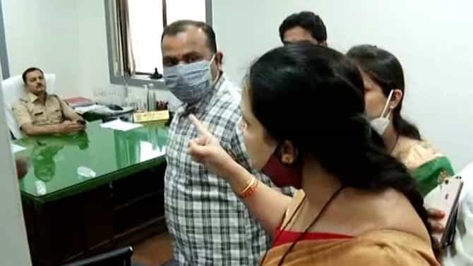 वानवडीत जाऊन चित्रा वाघ म्हणाल्या, पुणे पोलीस दलाल, PI लगड यांच्याशी बाचाबाची