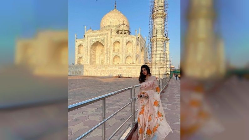 ताज महल समोर तिनं फोटोशूट केलं आहे.  
