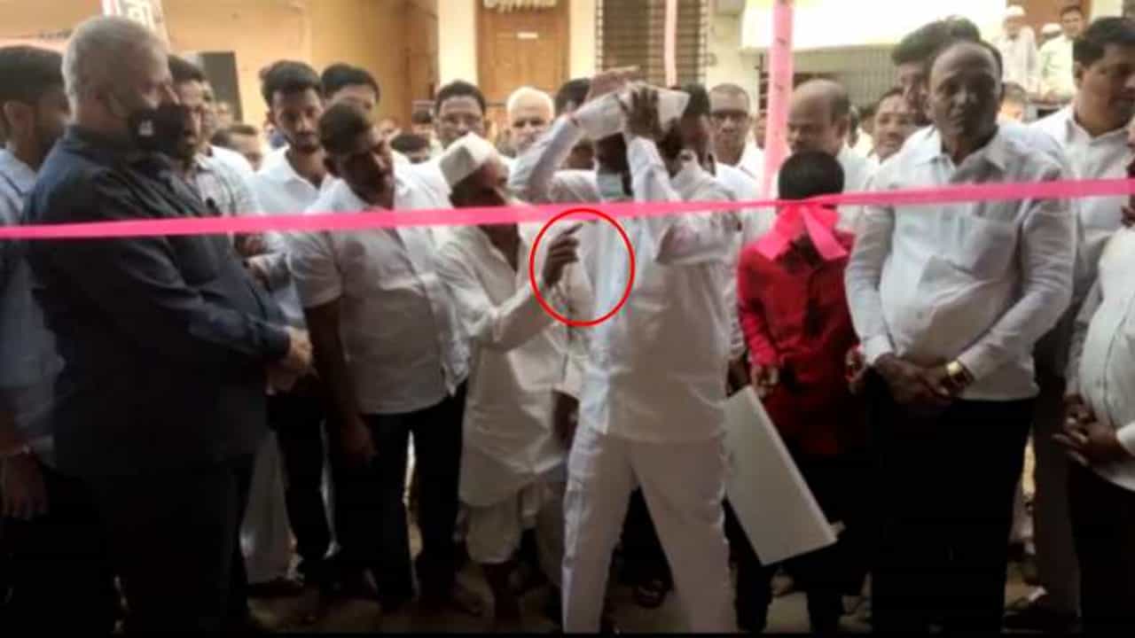 VIDEO : काढून टाका ते, संभाजी भिडेंनी सेना आमदाराला मास्क काढायला लावला