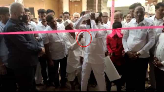 VIDEO : काढून टाका ते, संभाजी भिडेंनी सेना आमदाराला मास्क काढायला लावला