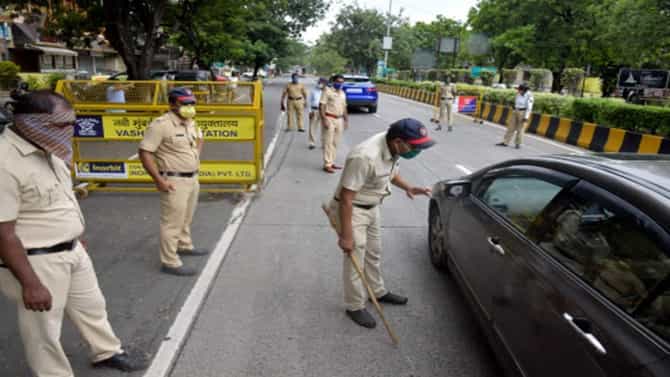 अंबानींच्या घराबाहेर स्फोटकांनी भरलेली गाडी सापडल्यानंतर मुंबईत हायअलर्ट; पोलीस अॅक्शनमध्ये