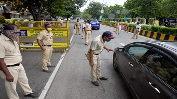 अंबानींच्या घराबाहेर स्फोटकांनी भरलेली गाडी सापडल्यानंतर मुंबईत हायअलर्ट; पोलीस अॅक्शनमध्ये