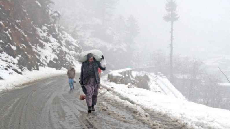 आज सकाळपासूनच काश्मीरच्या अनेक भागात पाऊस पडला, तर वरच्या भागात बर्फवृष्टीची नोंद झाली.
